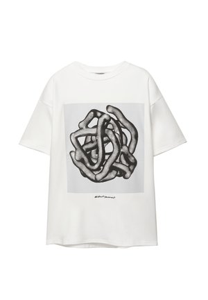 Fehér, oversized pamut póló, középen fekete, absztrakt mintával, sima, ívelt vonalakkal és egy aláírással a grafika alatt.