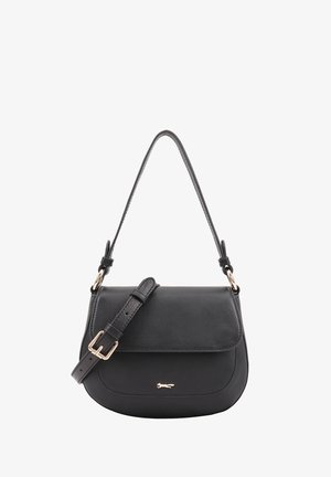 Zwarte leren handtas met een gebogen vorm, verstelbare schouderriem, hardware in goudkleur en een voorklep met een logo-detail.