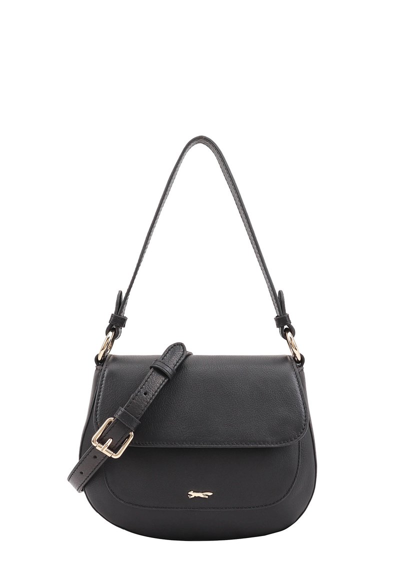 Sac à main en cuir noir avec une forme incurvée, une bandoulière réglable, des accessoires en ton or, et un rabat avant présentant un détail de logo.