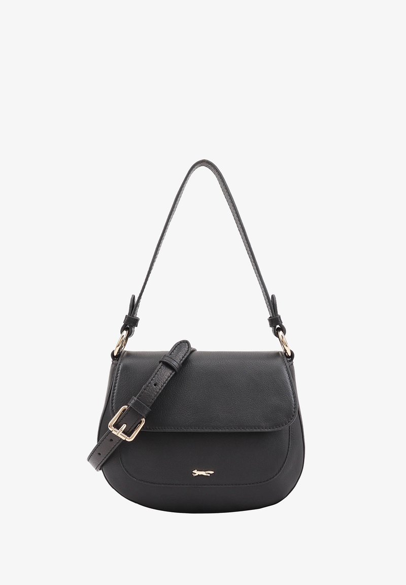 Sac à main en cuir noir avec une forme incurvée, une bandoulière réglable, des accessoires en ton or, et un rabat avant présentant un détail de logo.