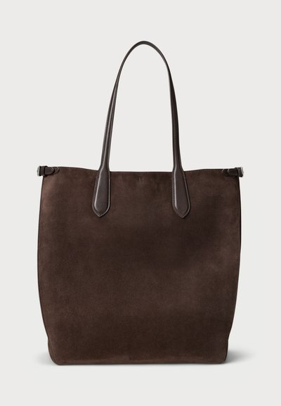 Sac fourre-tout en daim brun avec des accents en cuir lisse. Dispose de deux longues anses et d'une forme rectangulaire, idéal pour transporter divers objets.