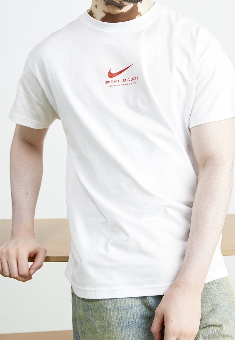 Nike Sportswear Triko s potiskem - white