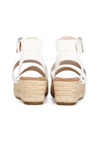 Sandali con zeppa in pelle bianca, con suola in juta stile espadrilles, dotati di cinturino alla caviglia con fibbia e design con punta aperta.