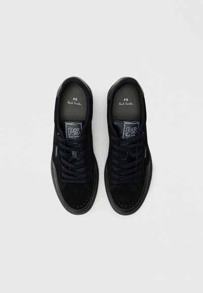 Μαύρα σουέντ αθλητικά παπούτσια με στρογγυλεμένες μύτες, επίπεδα μαύρα κορδόνια και ετικέτα με λογότυπο στη γλώσσα. Λείο επικάλυμμα και υφασμάτινες λεπτομέρειες στα πλάγια.