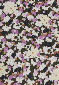 Kwiatowy materiał na ciemnozielonym tle, z skupiskami białych, różowych i fioletowych kwiatów oraz brązowymi i granatowymi akcentami. Tekstura tkaniny jest widoczna.