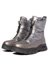 Botas impermeables de color gris metálico con un empeine acolchado, cremalleras laterales y una suela negra resistente. Presentan un acabado texturizado y acentos en contraste.