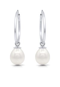 Boucles d'oreilles en argent avec un pendentif en perle blanche lisse. Le design comprend une fermeture sécurisée et une finition polie.