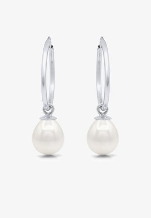 Zilveren-hoepel oorbellen met een gladde, witte parel als hanger. Het ontwerp heeft een veilige sluiting en een gepolijste afwerking.