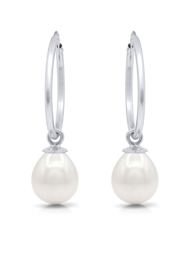 Boucles d'oreilles en argent avec un pendentif en perle blanche lisse. Le design comprend une fermeture sécurisée et une finition polie.