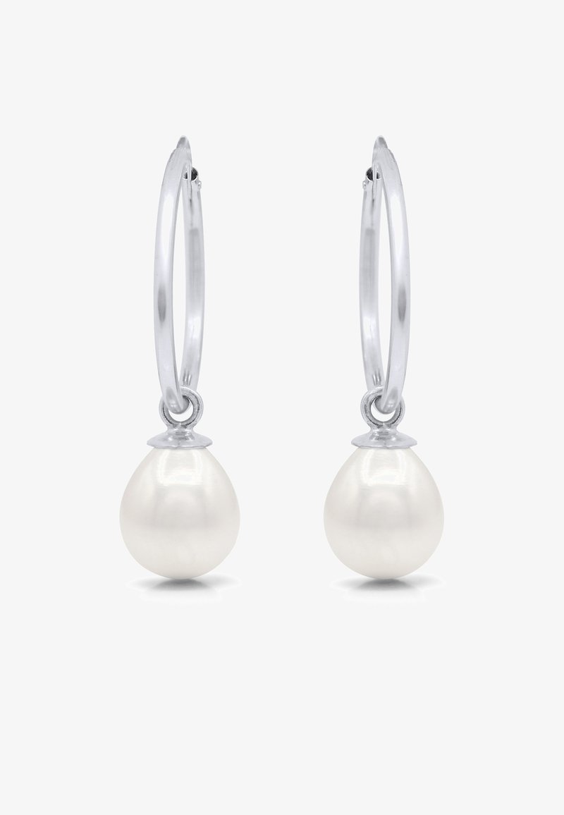 Boucles d'oreilles en argent avec un pendentif en perle blanche lisse. Le design comprend une fermeture sécurisée et une finition polie.