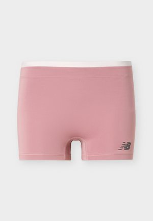 Heledate roosad sportlikud lühikesed püksid valge vööjoone ja väikese musta New Balance'i logoga alumisel paremal säärel.