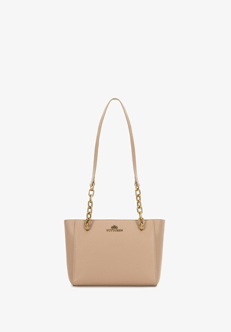 Bolso tote de cuero beige con un acabado texturizado, que presenta asas de cadena en tono dorado y un acento de logo en la parte frontal.