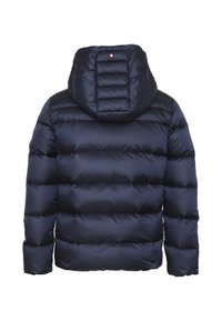 Giacca invernale imbottita blu navy con cappuccio, quilting orizzontale visibile e un piccolo logo rosso sulla parte posteriore del cappuccio.