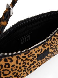 Sac à main en imprimé léopard avec une surface texturée, équipé d'une fermeture éclair noire et d'une doublure intérieure, rehaussé d'un panneau logo.