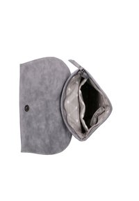 Sac en cuir synthétique gris avec un rabat arrondi, un compartiment zippé et un intérieur à motifs. Dispose d'une fermeture par pression et d'une texture lisse.