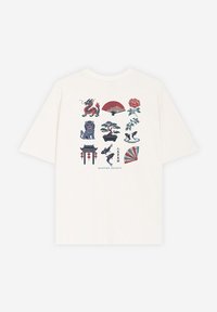 Biała koszulka z dziewięcioma wzorami inspirowanymi Azją, w tym smokiem, wachlarzami, kwiatem, bramą świątyni, karpiem koi, drzewkiem bonsai i niebieskim lwiątkiem strażnikiem.
