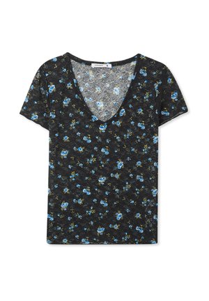 T-shirt nera a fiori con scollo a V, maniche corte e un motivo di fiori blu con accenti verdi su un tessuto texturizzato.