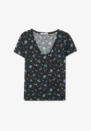 T-shirt nera a fiori con scollo a V, maniche corte e un motivo di fiori blu con accenti verdi su un tessuto texturizzato.