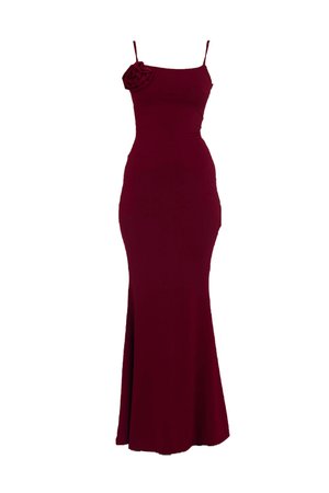 Vestido burdeos de largo completo con tirantes finos, que presenta una silueta ajustada y una flor decorativa de tela en el hombro izquierdo.