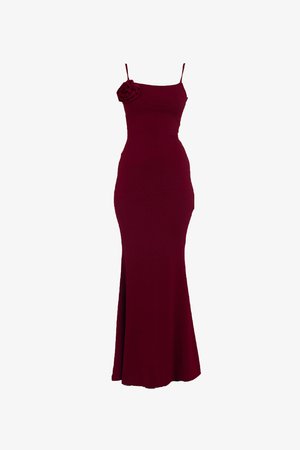 Burgunderfarbene, bodenlange Kleid mit dünnen Trägern, das eine taillierte Silhouette bietet und mit einer dekorativen Stoffblume an der linken Schulter versehen ist.