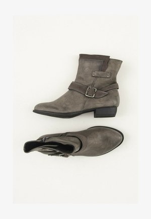 Paire de bottines grises à chevilles avec des sangles à boucle latérales et des talons bas empilés, vues de côté et de dessus sur fond blanc.