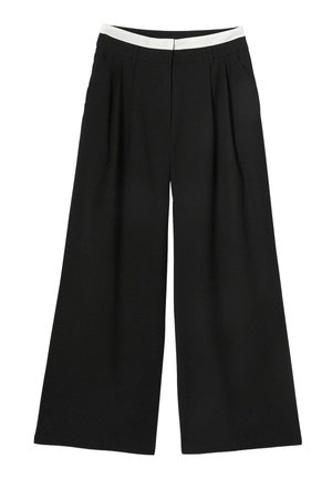 Pantalon noir à jambes larges avec plis devant, poches latérales et ceinture blanche contrastante.