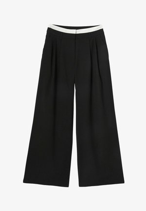 Pantalon noir à jambes larges avec plis devant, poches latérales et ceinture blanche contrastante.