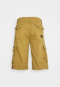 Khaki cargo shorts med flere klaffelommer på baksiden og sidene, løs passform, og et lite svart og rødt merke på nedre venstre ben.