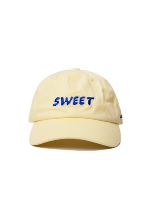 Gorra de béisbol color amarillo claro con la palabra "SWEET" bordada en azul en el centro frontal.