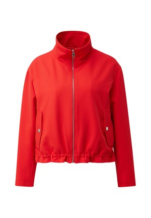 Veste rouge vif avec col montant, fermeture éclair à l'avant, manches longues, deux poches à rabat avec boutons-pression et ourlet élastique.