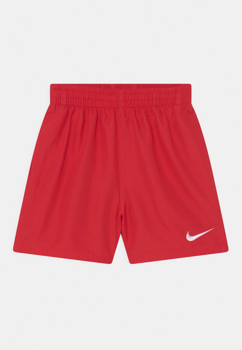 Shorts Nike rouges en tissu léger, avec une taille élastique et un logo Swoosh Nike blanc en bas à droite.