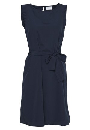 Granatowa, bezrękawna sukienka midi z plisowanymi detalami na ramionach, okrągłym dekoltem i przewiązanym materiałowym paskiem w talii.