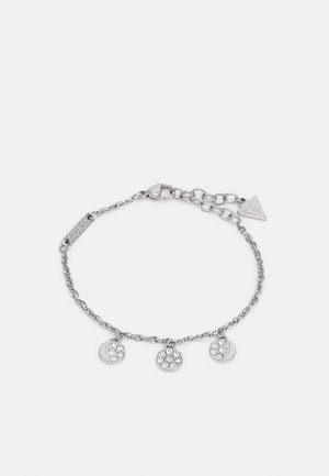 Srebrna bransoletka z łańcuszkiem, trzema okrągłymi kryształowymi zawieszkami, regulowanym zapięciem i małą trójkątną zawieszką z logo Guess.