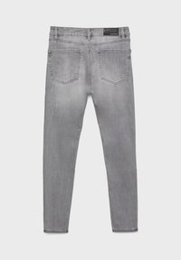 Harmaat denimmit farkut, joissa on kapea istuvuus, viisi taskua, keskikorkea vyötärö ja haalistunut viimeistely. Takana taskuissa on ommeltu koristelu.