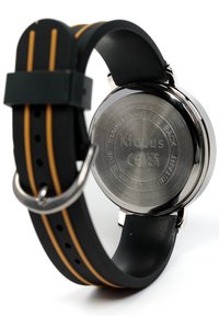 Montre ronde avec un bracelet en caoutchouc noir comportant des lignes orange. Dos en acier inoxydable avec un texte gravé, incluant "étanche".