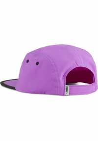 Gorra morada con visera negra, hecha de tela suave. Cuenta con dos agujeros de ventilación y una correa ajustable en la parte trasera con una etiqueta de marca.