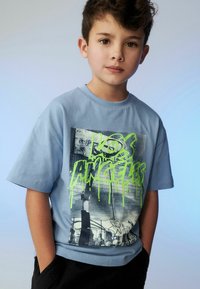Next RELAXED FIT SHORT SLEEVE GRAPHIC STANDARD - Triko s potiskem - blue skate photo