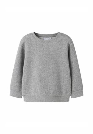 Effen grijze lange mouwen crewneck sweatshirt met ribgebreide boorden en onderrand, weergegeven op een witte achtergrond.