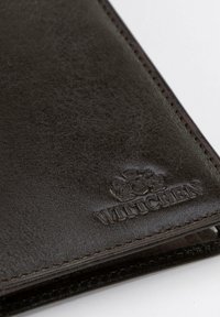Portafoglio in pelle marrone scuro con superficie testurizzata, logo impresso e dettagli di cucitura a contrasto. Presenta un compartimento con zip.