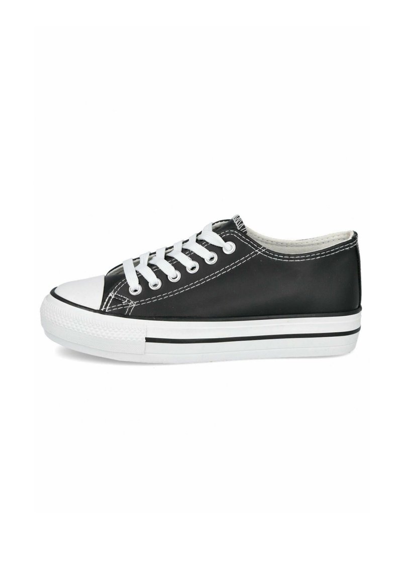 Deportivas negras de caña baja con suela de goma blanca, puntera blanca, cordones blancos y costuras blancas sobre un fondo liso.