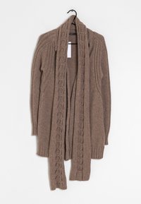 Ruskea neulecardigan, jossa on kohokuvioinen kuvio, pitkä, auki oleva muotoilu ja punottu yksityiskohta reunoilla.