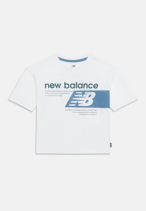 T-shirt blanc New Balance à manches courtes avec logo et texte bleus sur le devant, col rond avec bord intérieur bleu.