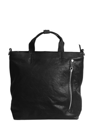 Borsa tote nera in pelle con finitura texturizzata, due manici superiori e una tasca laterale con zip. Presenta un design minimalista e cuciture resistenti.