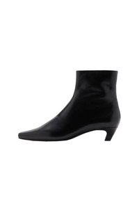 Černá kožená kotníková bota s špičatou špičkou, středně vysokým podpatkem, hladkou texturou a elegantním, minimalistickým designem.