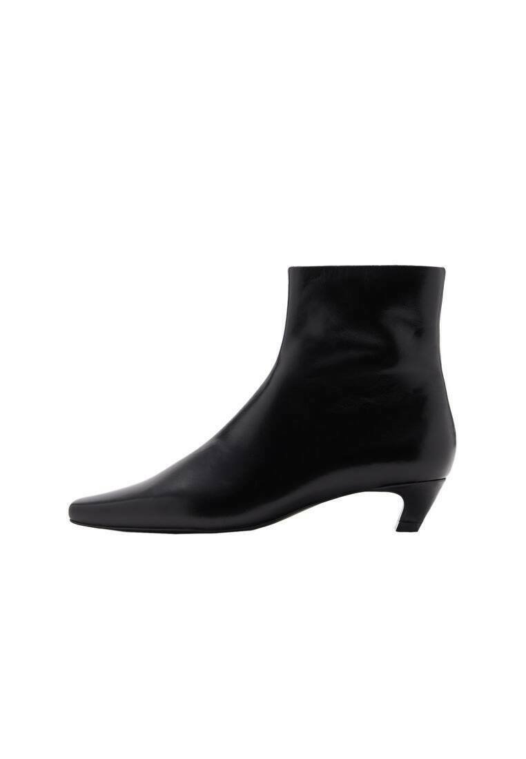 Černá kožená kotníková bota s špičatou špičkou, středně vysokým podpatkem, hladkou texturou a elegantním, minimalistickým designem.