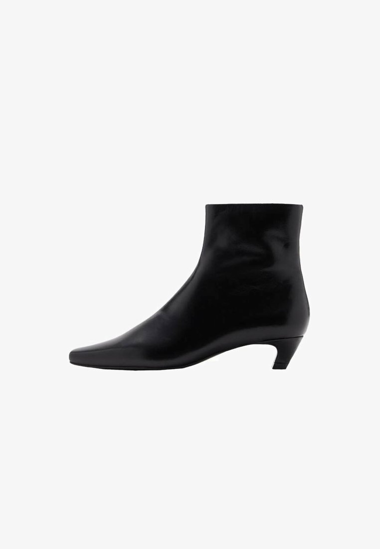 Czarne skórzane botki za kostkę z ostrym noskiem, średnim obcasem, gładką fakturą i eleganckim, minimalistycznym wzornictwem.