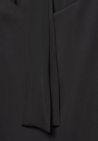 Zwarte jurkstof met een gladde, zachte textuur, voorzien van een centrale gedrapeerde detail en een brede lintachtige overlay bij de halslijn.