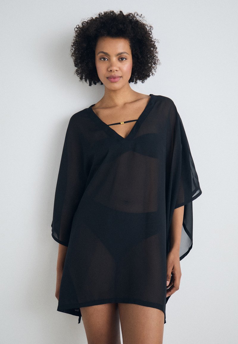 Čierny priesvitný kaftan s výstrihom do V a krátkymi rukávmi, s jemným zlatým akcentom na popruhu, z ľahkého materiálu a s voľným strihom.