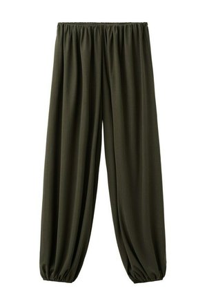 Luźne, ciemnooliwkowe spodnie z elastycznym paskiem w talii i marszczonymi elastycznymi mankietami przy kostkach, prezentowane na jednolitym białym tle.