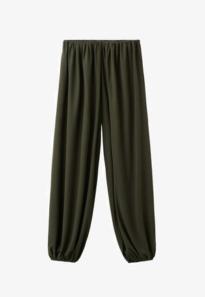 Losse donkere olijfgroene broek met elastische tailleband en geplooide elastische boorden bij de enkels, weergegeven op een eenvoudige witte achtergrond.